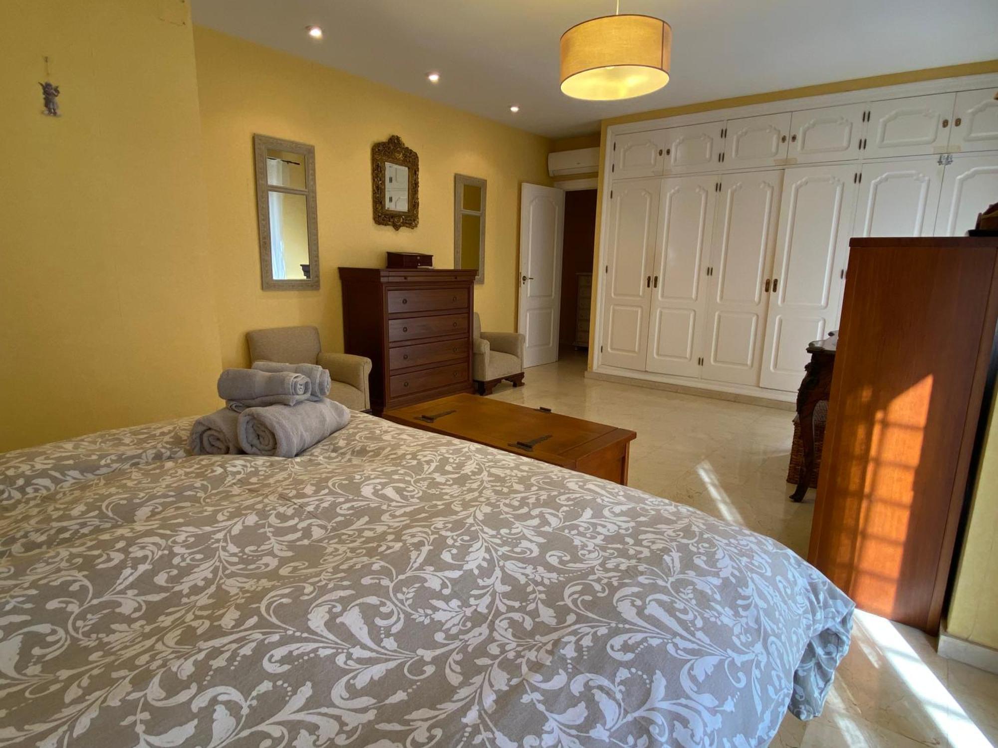 4 Bedroom Close By In Apartament
