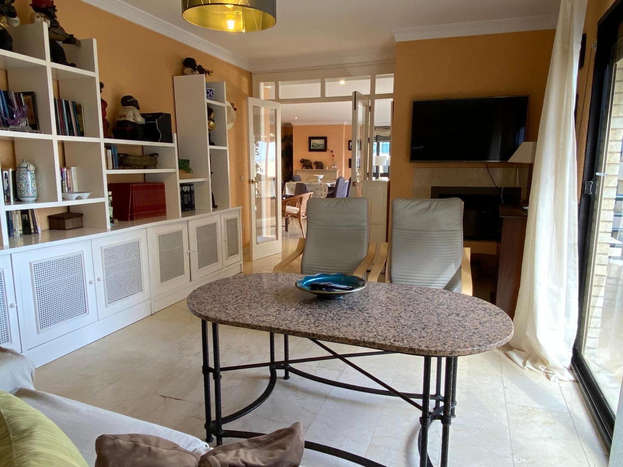 4 Bedroom Close By In Apartament *