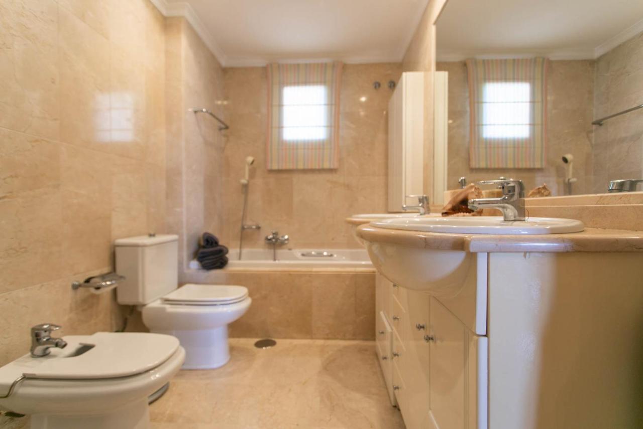 Apartament 4 Bedroom Close By In