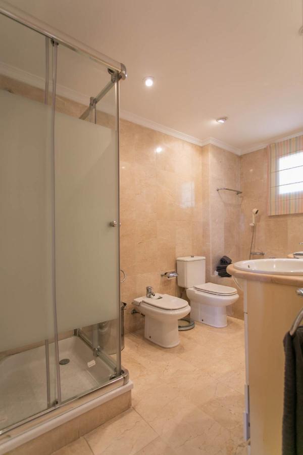 4 Bedroom Close By In Apartament